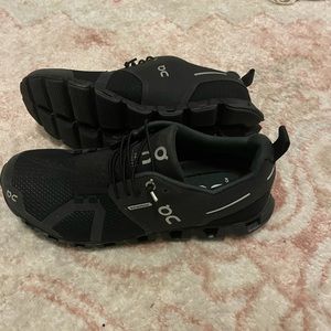 NEVER WORN BLACK WATERPROOF ONCLOUD RUNNING SHOES